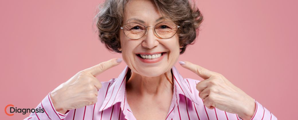 איך מאבחנים שיניים של מבוגרים שדורשות יישור? - ניתן לראות אישה מבוגרת מדגימה חיוך יפה ובצד שמאל למטה לוגו אתר diagnosis